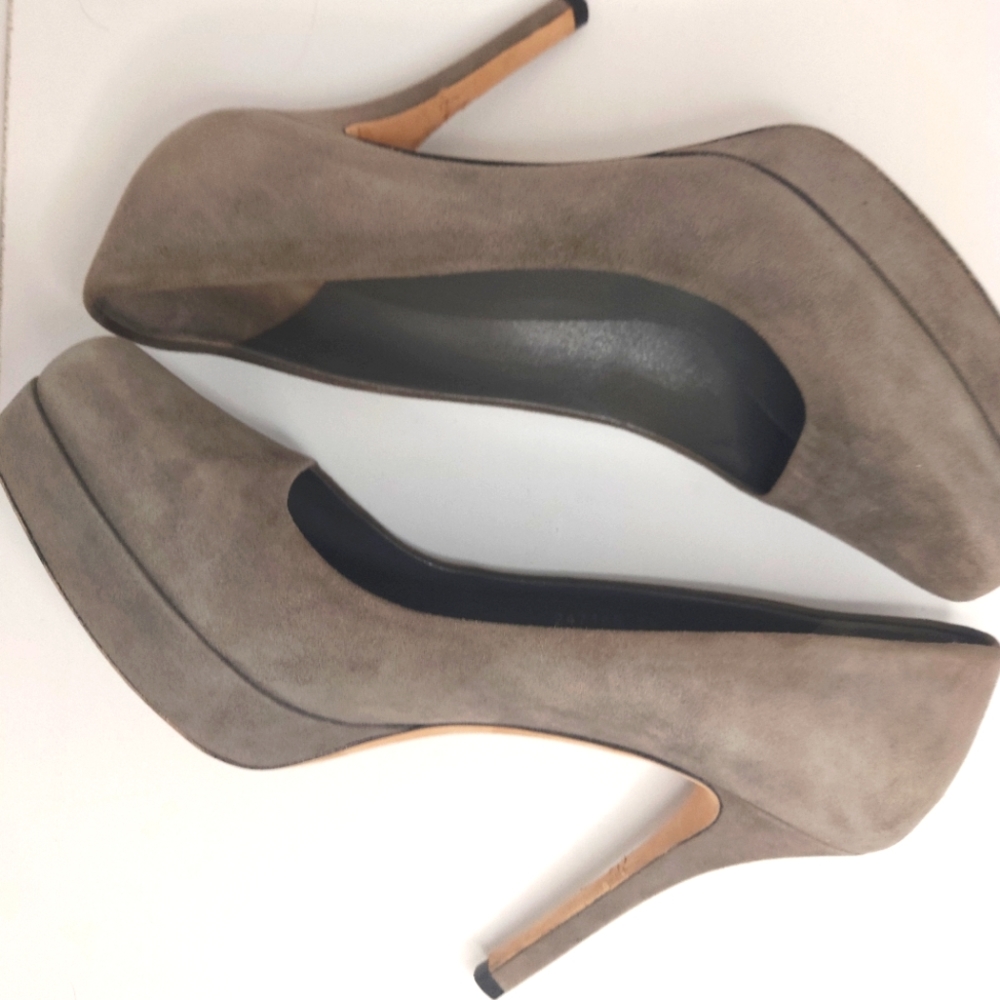 Gucci Suede Pumps